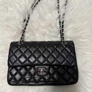 Chic Black Quilted Shoulder Bag